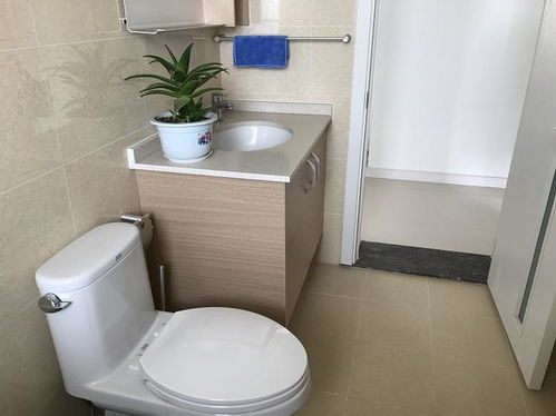 120平新房全包费用近10万，浅色地板与卫浴洁具的巧妙搭配